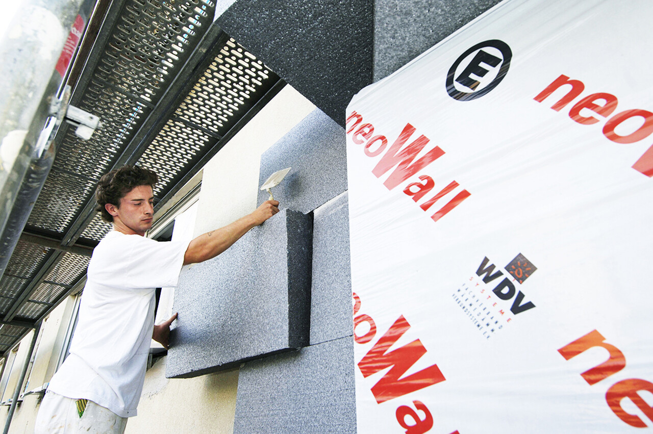 건설현장에서 기술자가 보드형 단열재를 시공하고 있다.	[한국발포플라스틱공업협동조합]