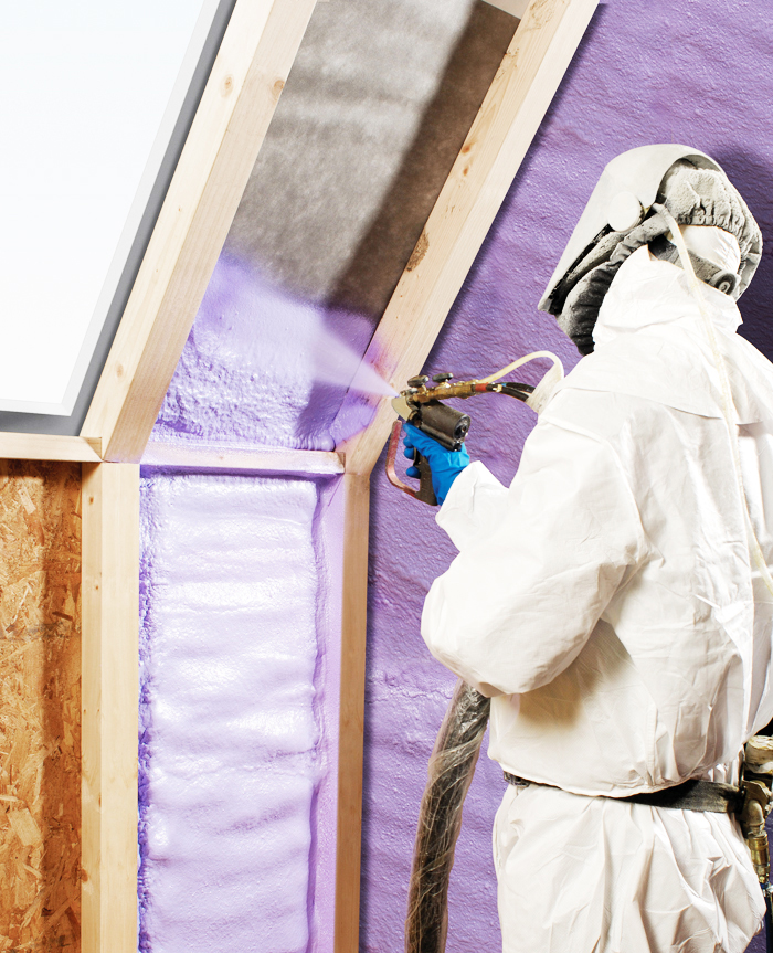 우레탄 단열재 분무 작업을 진행되고 있다.	[한국발포플라스틱공업협동조합]