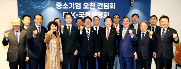 지난 3일 서울 종로구 컨퍼런스하우스 달개비에서 열린 ‘중소기업 오찬간담회 및 K-국정설명회’에서 김민석 국무총리(왼쪽 다섯번째부터)와 김기문 중소기업중앙회장 등 중소기업인들이 기념촬영을 하고 있다.  [중기중앙회]