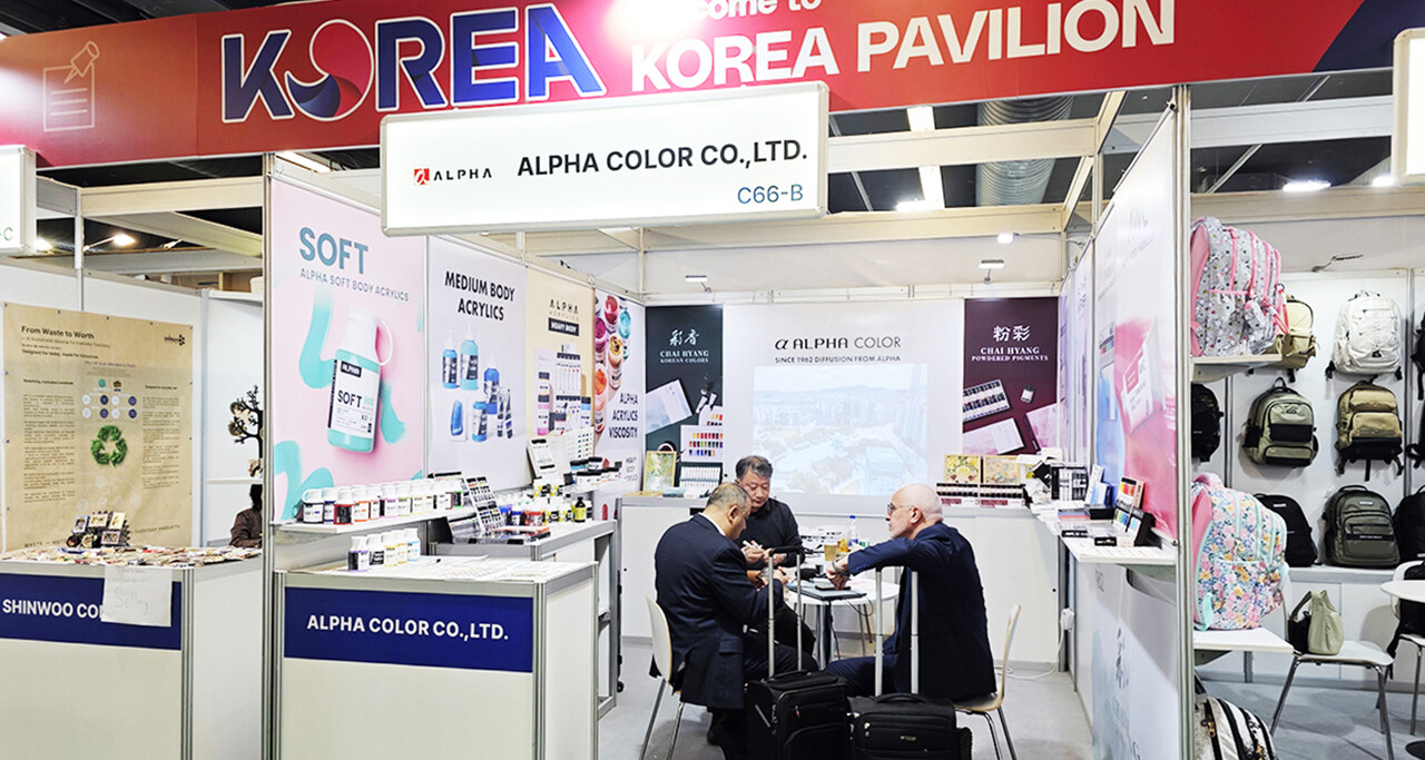 지난달 6일부터 10일까지 독일 프랑크푸르트 전시장에서 열린 세계 최대 소비재 전시회 ‘암비엔테(Ambiante) 2026’ 한국관에 참가한 문구조합원사 관계자가 바이어들에게 제품을 설명하고 있다. 	[한국문구공업협동조합]