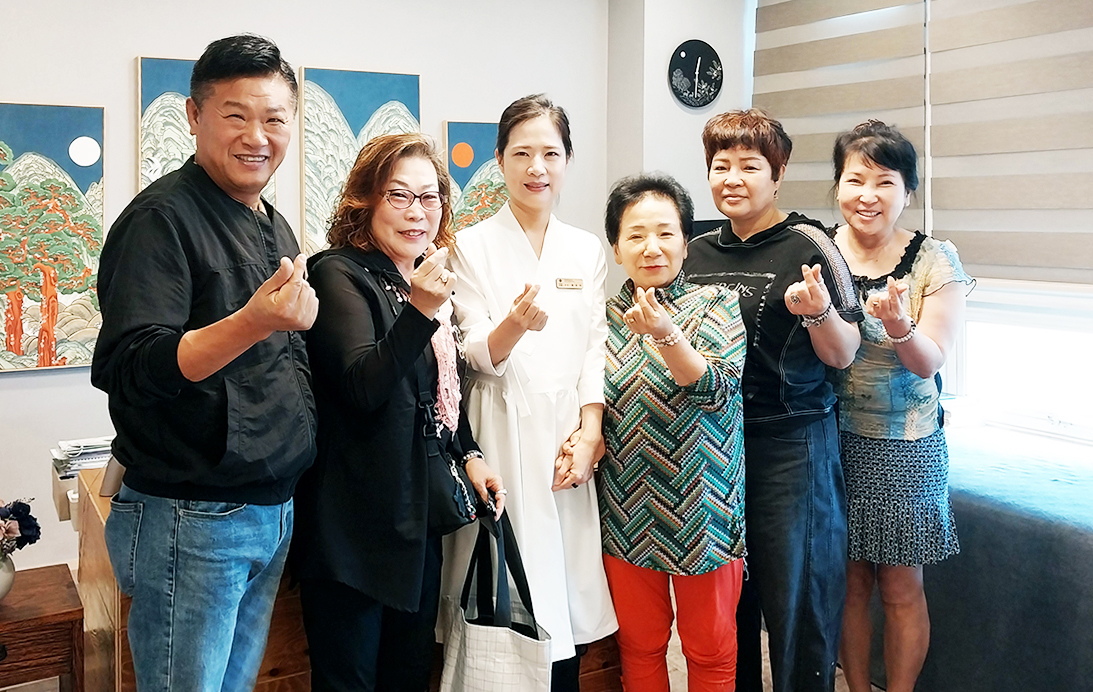 최주리 한의조합 이사장(왼쪽 세번째)이 노란신호등 사업에 참여한 성남 지역 소상공인들과 함께 기념 촬영을 하고 있다. 	[한국한의산업협동조합]