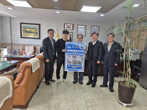 경기포천가구산업협동조합이 조합원사 신성아르마니와 함께 송우고등학교에 학생용 가구를 기부했다. (왼쪽부터) 경기포천가구산업협동조합 서희선 상무, 신성아르마니 서원표 대표, 송우고등학교 박석만 교장, 경기포천가구산업협동조합 임계종 이사장, 송우고등학교 김명종 교감.  [경기포천가구산업협동조합]