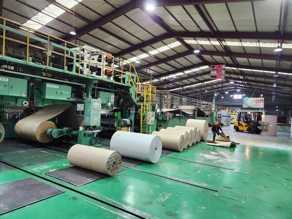 공장에 입고된 골판지원지를 중소 제조기업 직원이 배치하고 있다.  [한국골판지포장산업협동조합] 