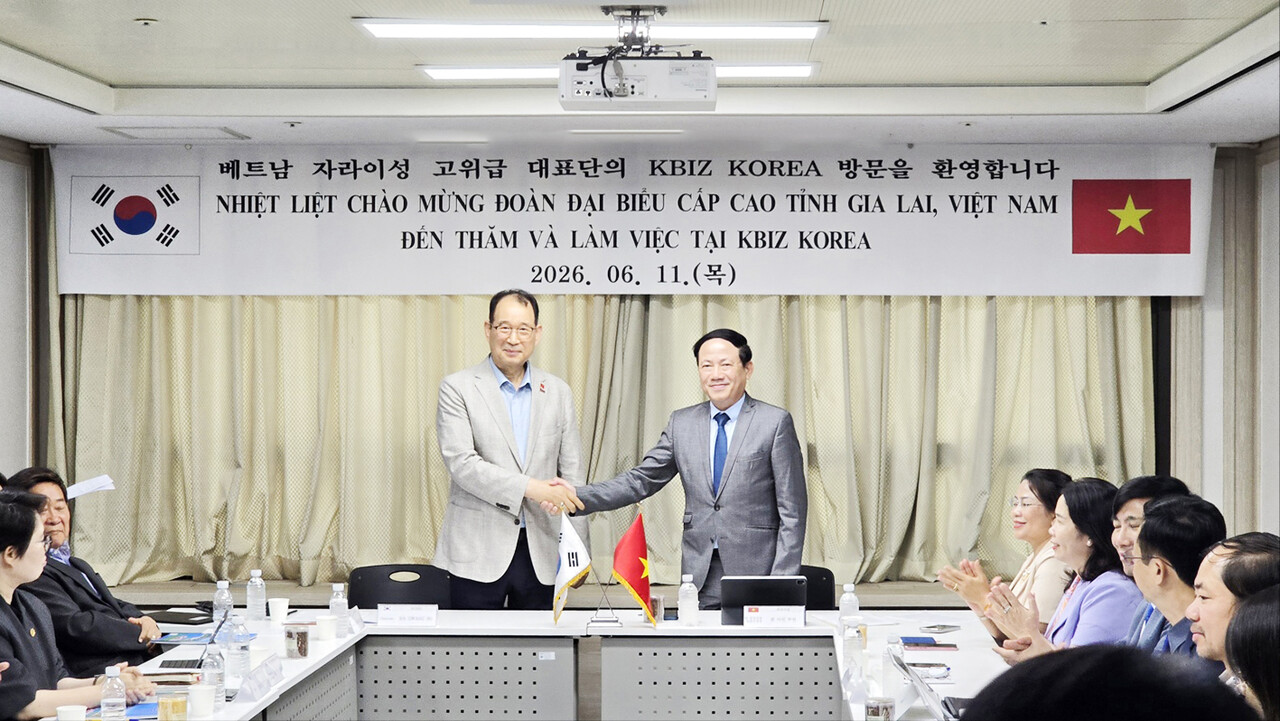 한국조리기계공업협동조합 이사장(왼쪽)이 팜 아인 뚜언(Pham Anh Tuan) 베트남 자라이성장(오른쪽)과 본격적인 회의를 시작하기에 앞서 악수를 나누며 기념 촬영을 하고 있다. 	[한국조리기계공업협동조합]