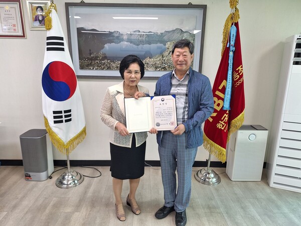 피복조합 조합원사인 삼부산업㈜의 노석우 대표(오른쪽)가 최근 조합 발전을 위한 기금 300만원을 기탁했다. 사진은 지난 2월 서울 마포구 조합 사무실에서 노석우 대표가 김연임 이사장으로부터 중소벤처기업부 장관 표창을 전달받은 후 기념 촬영하고 있는 모습. [한국피복공업협동조합]