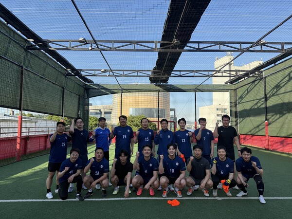 중기중앙회 축구동호회 회원들이 지난 5월 서울 가양 인근 풋살장에서 경기 전 기념촬영을 하고 있다. [중기중앙회]