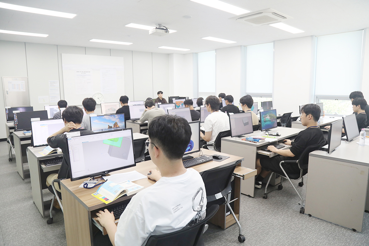 지난 12~13일 경기도 시흥시 한국금형기술교육원에서 열린 '제23회 전국 학생 금형기술경진대회' 본선 모습.	[금형조합]