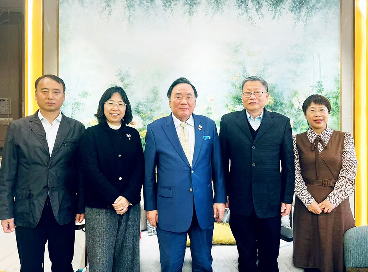 이재명 대통령의 중국 국빈 방문 경제사절단 자격으로 참석한 배조웅 한국레미콘공업협동조합연합회 회장(가운데)이 장옌 중국 콘크리트 및 시멘트 제품협회 회장(오른쪽 두번째)과 기념촬영하고 있다.